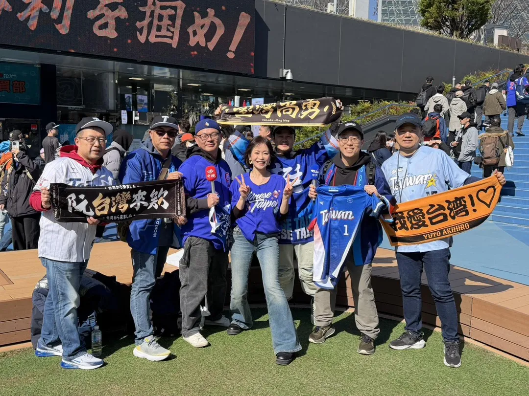 大批台灣球迷一早前進東京巨蛋加油。（圖／中天新聞）