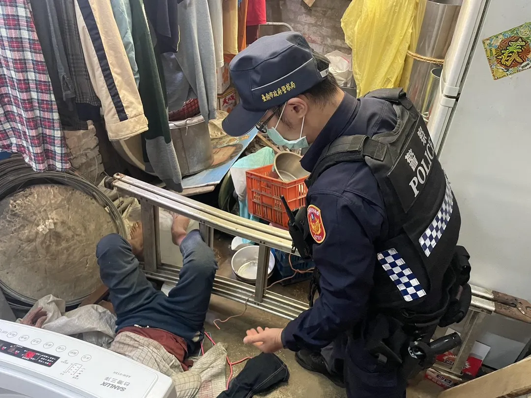 警消救援畫面。（圖／中天新聞）