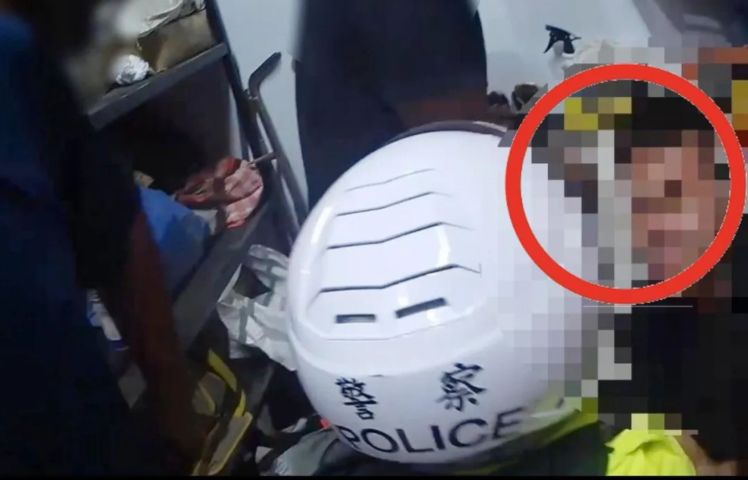 警方跟宿舍裡的工人們合力將謝男（紅圈處）制伏。（圖／中天新聞）