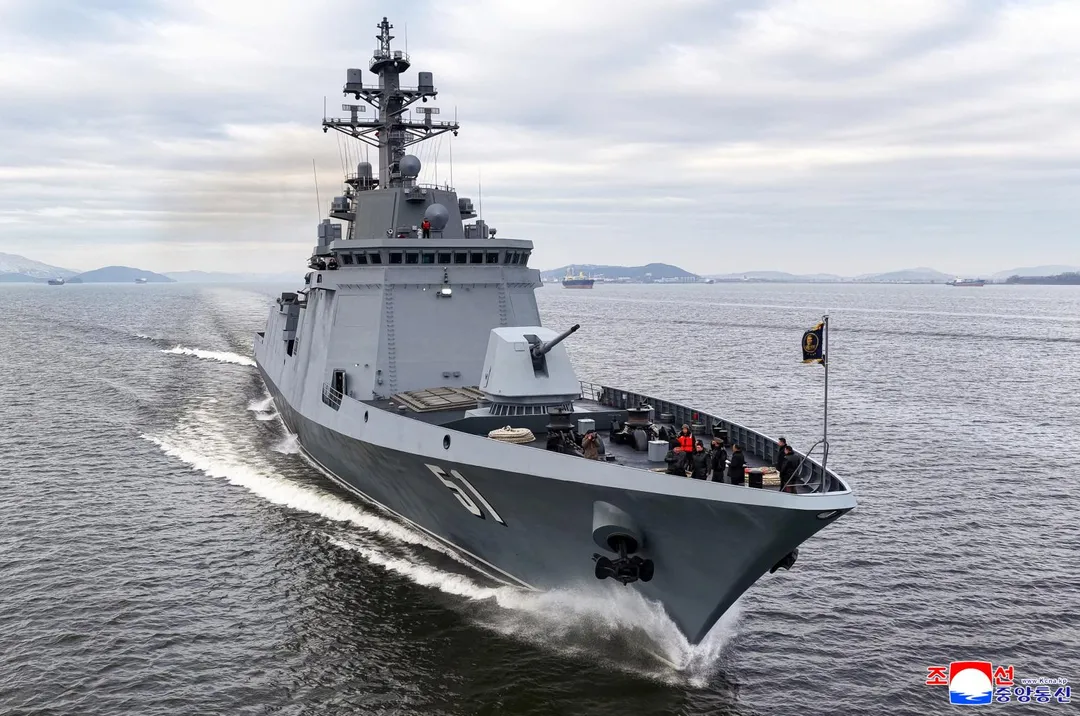金正恩3日登上新型多用途驅逐艦「崔賢號」。（圖／《路透社》）