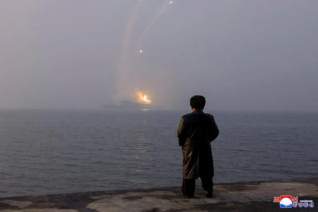 金正恩4日觀摩「崔賢號」進行的「海對地戰略巡航導彈」實彈試射。（圖／《路透社》）
