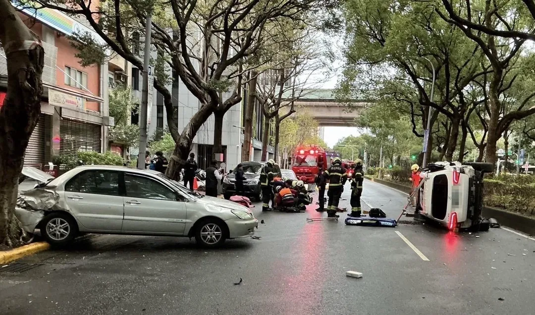 台北市大安區清晨發生一起連環車禍。（圖／翻攝畫面）