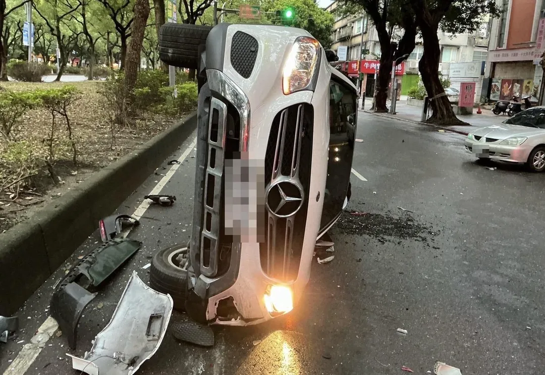 賓士休旅車連撞3車後翻覆。（圖／翻攝畫面）