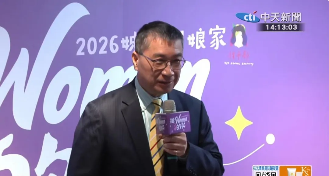 民進黨秘書長徐國勇在台上唱詹雅雯的歌〈情路放我過〉。（圖／中天新聞）