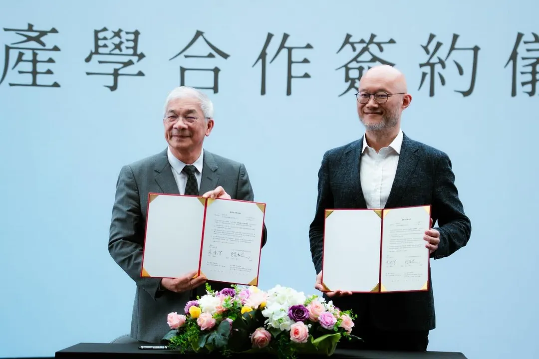 世新大學校長陳清河（左）與LINE TV董事長陳立人（右）代表簽署MOU，預告將有更多世新師生共創直式劇陸續上線。（圖／好咖文創、世新大學提供）
