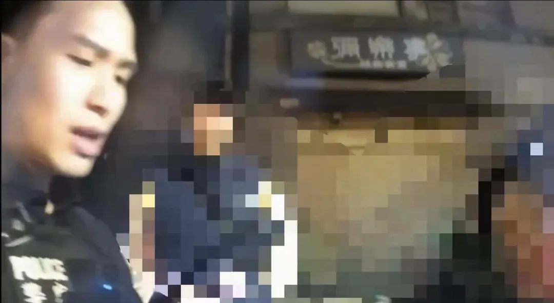 老婦迷途在路邊徘徊員警將她帶回派出所。(圖/翻攝畫面)