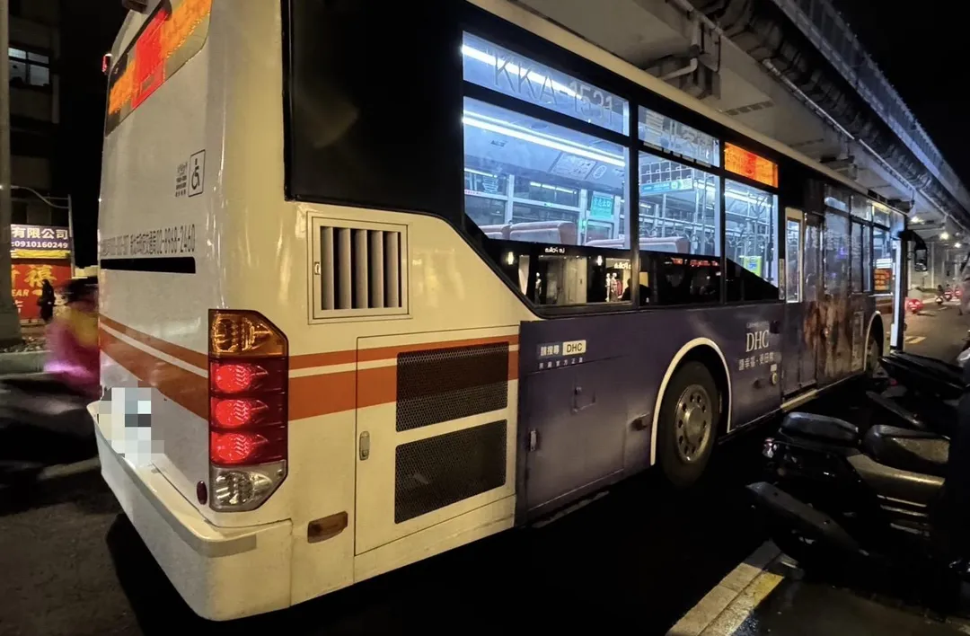 公車遭波及擦撞。(圖/翻攝畫面)