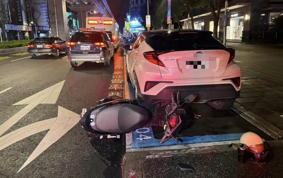 機車自撞後噴飛波及路邊停放車輛。(圖/翻攝畫面)