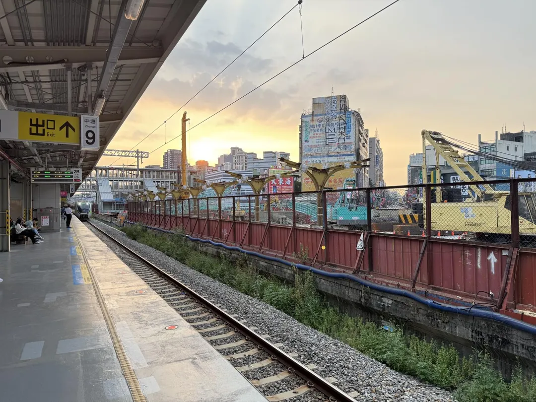 台鐵埔心至楊梅間西正線處今天上午發生鋼軌異常，一度以東正線單線雙向行車行駛。（圖／資料示意照／中天新聞）