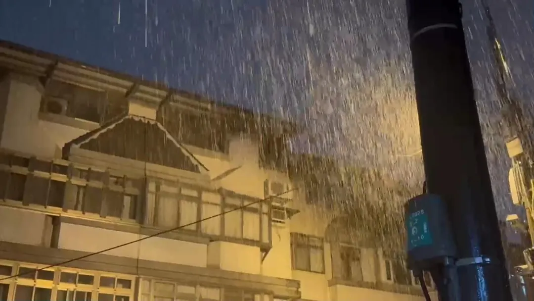 ，宜蘭縣境北迴鐵路的永樂車站到蘇澳新站之間的西正線，今天傍晚遭土石流淹埋，雙向列車一度改駛東正線，所幸晚間已搶通，恢復雙線通行。（圖／翻攝畫面）