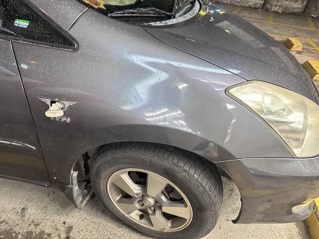 半聯結車輪胎皮散落地面，造成後方16台車輛發生追撞。（圖／國道警方提供）