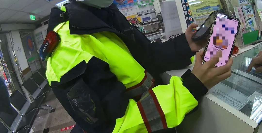 警方檢視婦人手機說明這是常見的「假賣家」詐騙手法。（圖／警方提供）