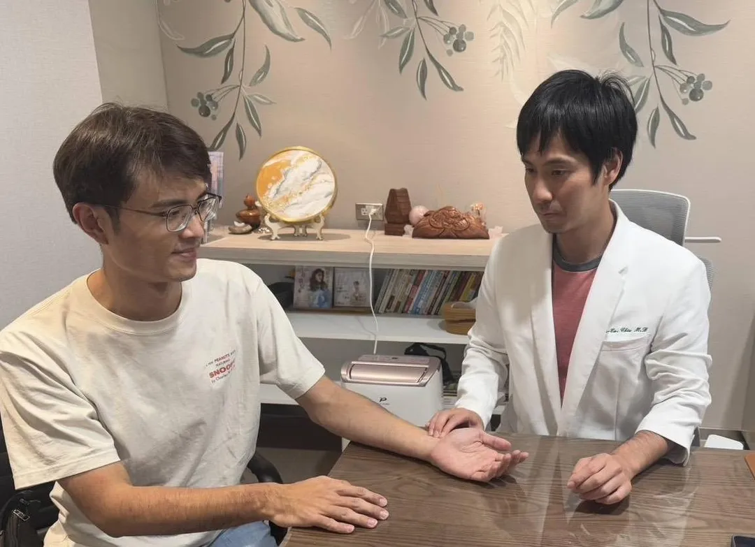 彰濱樂活中心邱伯恩副主任以「血管雷射治療」作為輔助療法，結合中西醫門診改善血脂指數。（圖／彰濱樂活中心）