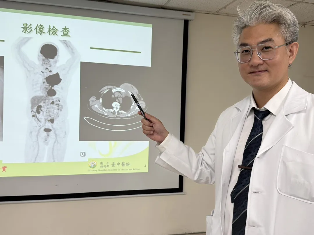 衛生福利部臺中醫院江佳駿醫師指著患者斷層掃描影像指出，腫瘤已經明顯往外突出一個大腫塊。（圖／臺中醫院）
