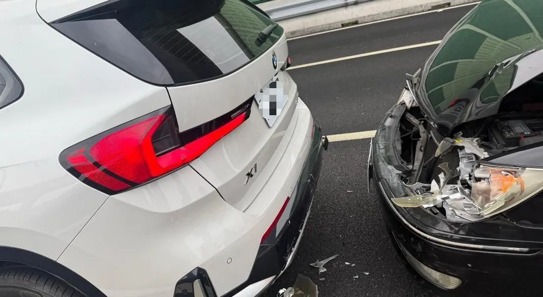 徐千京才剛牽半年的名車當場受損。（圖／民視 提供 ）