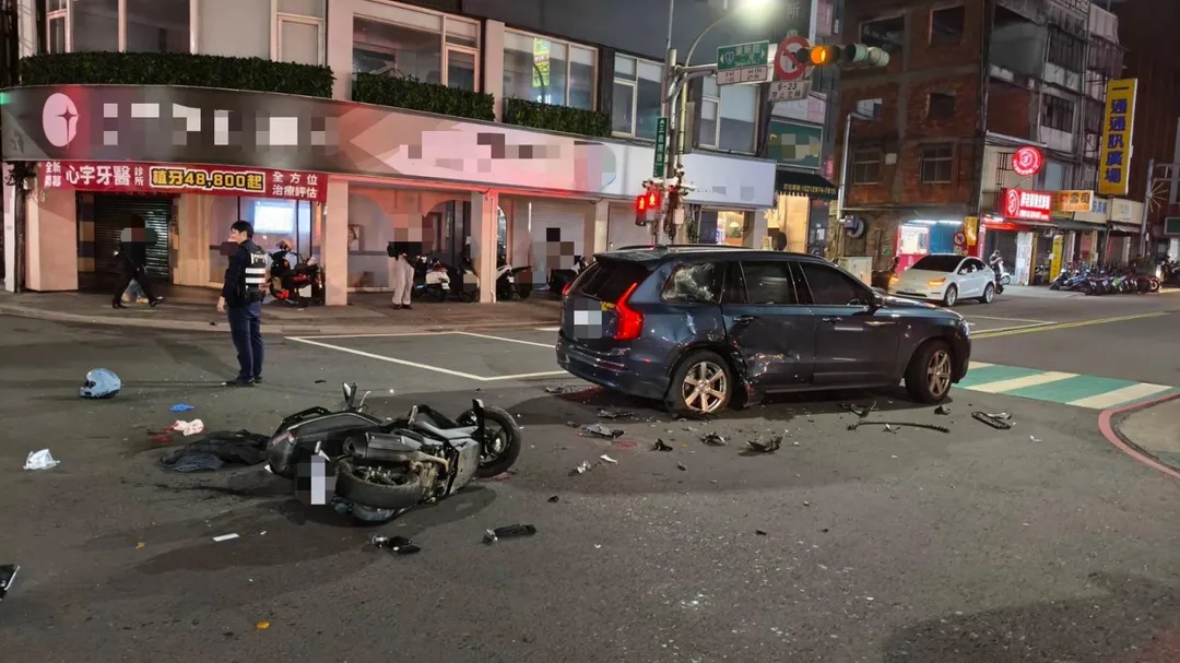 車禍現場一片混亂。（圖／翻攝畫面）