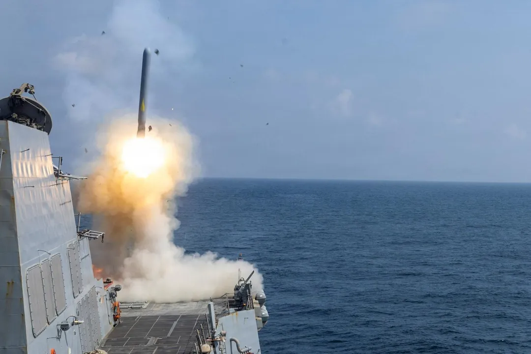 美軍阿亞利伯克級驅逐艦從未公開地點發射一枚戰斧巡弋飛彈（TLAM），支援對伊朗的「史詩怒火行動」（Operation Epic Fury）。（圖／路透社）