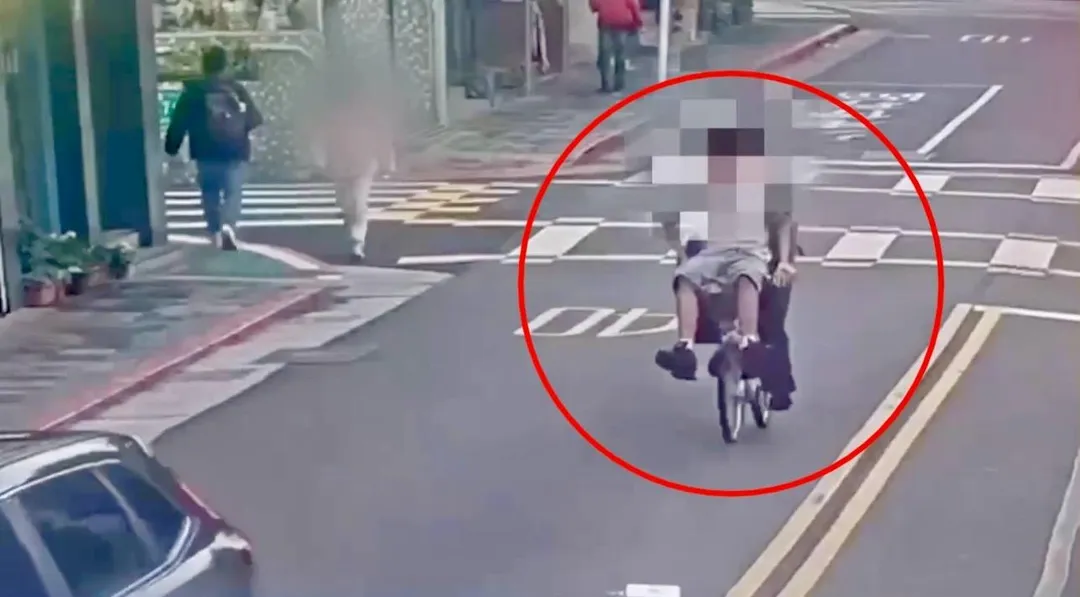 前方男子疑似拿手機自拍。（圖／翻攝畫面）