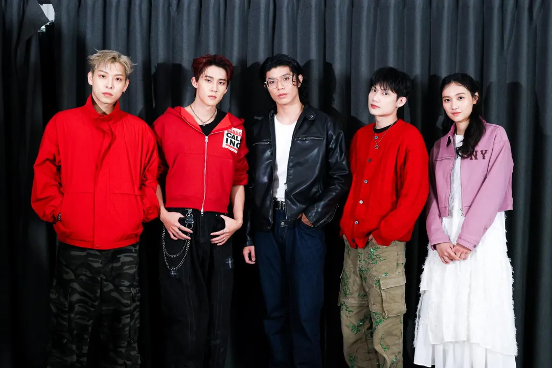 洪暐（左起）、Vin、陳峻廷、唐立杰、雨涵一同演出《危城兄弟》。（圖／踢帕娛樂提供）
