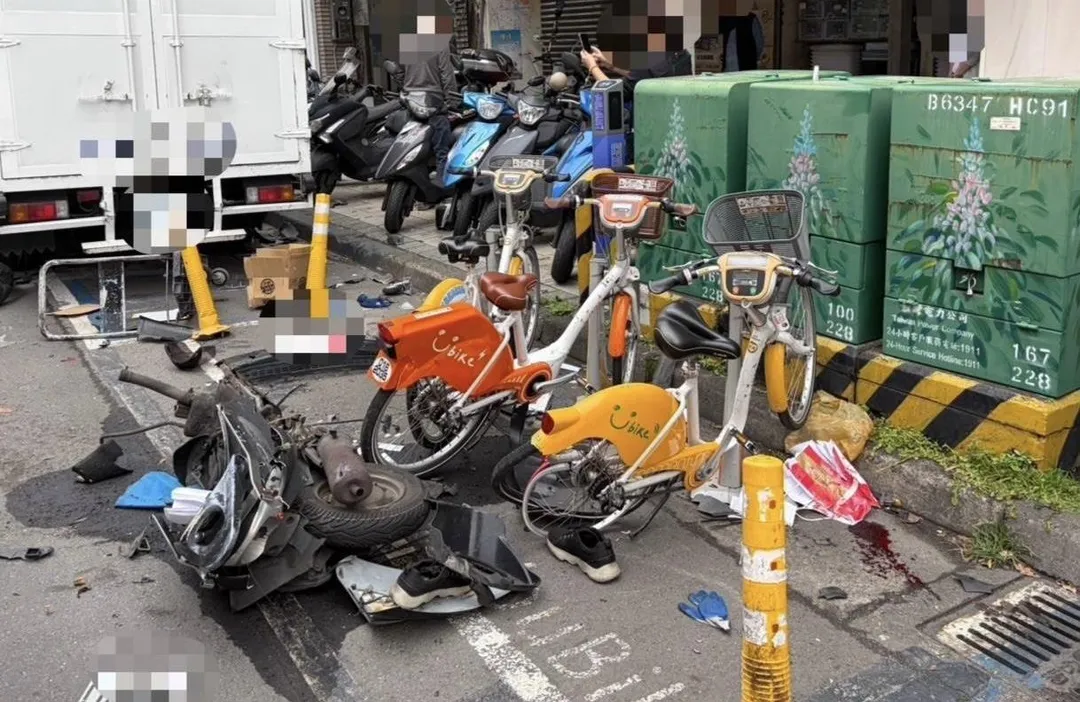 車禍現場一片混亂。（圖／翻攝畫面）