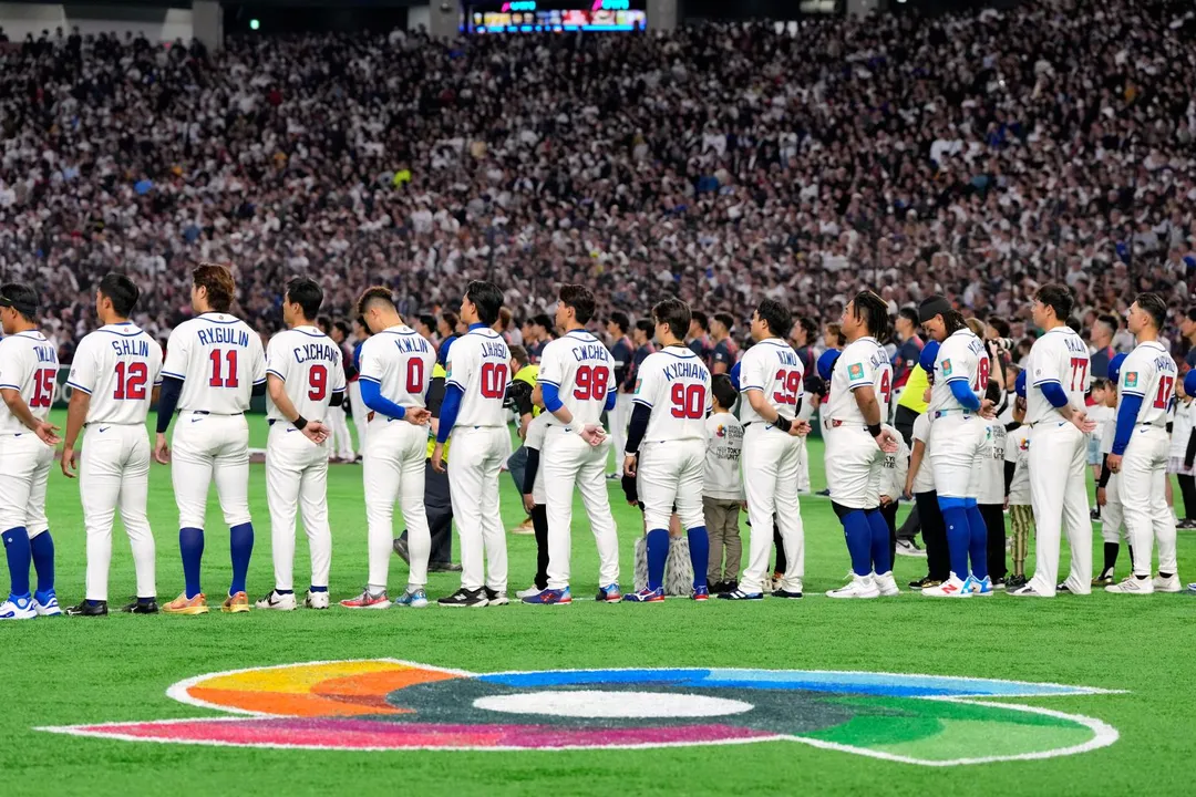 2026年世界棒球經典賽（WBC）台日大戰於6日開打，雖然中華隊未能奪勝，但全台超商推出多項限時優惠，陪伴球迷持續應援。（圖／美聯社）
