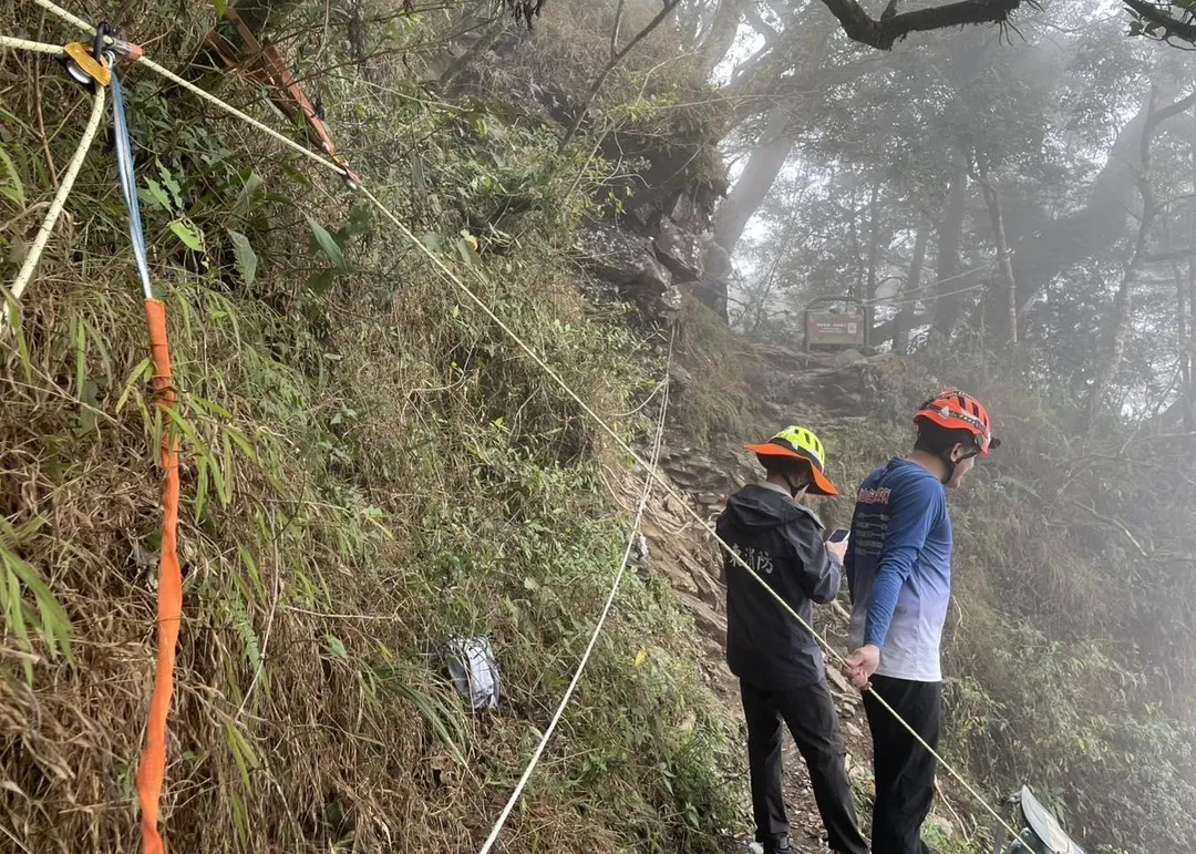 蔡姓高山協作跌落約90公尺深，發現時已無呼吸心跳。（圖／中天新聞）