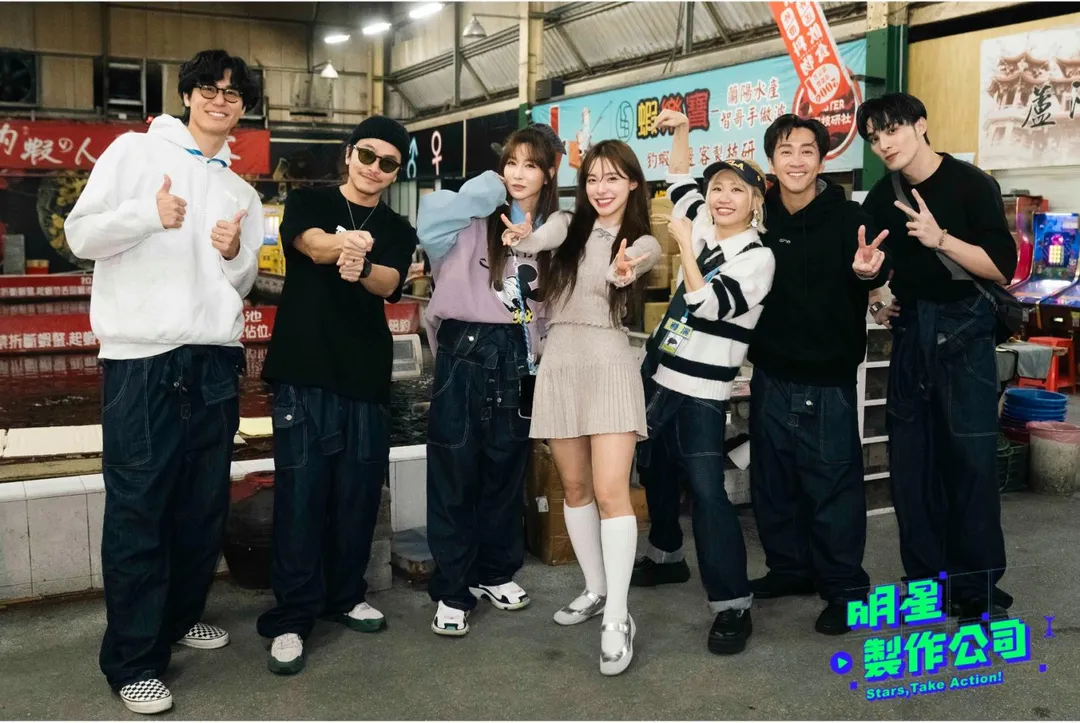 李多慧（中）擔任節目《明星製作公司》來賓。（圖／TVBS提供）