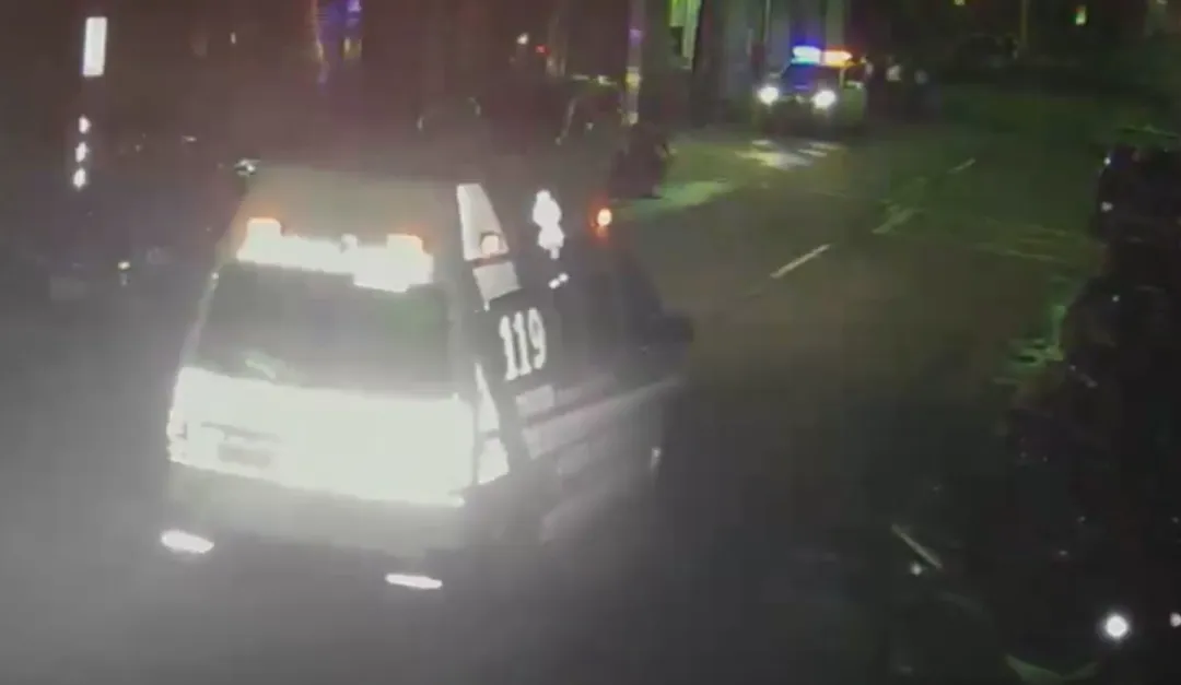 救護車將傷者送醫畫面。（圖／警方提供）