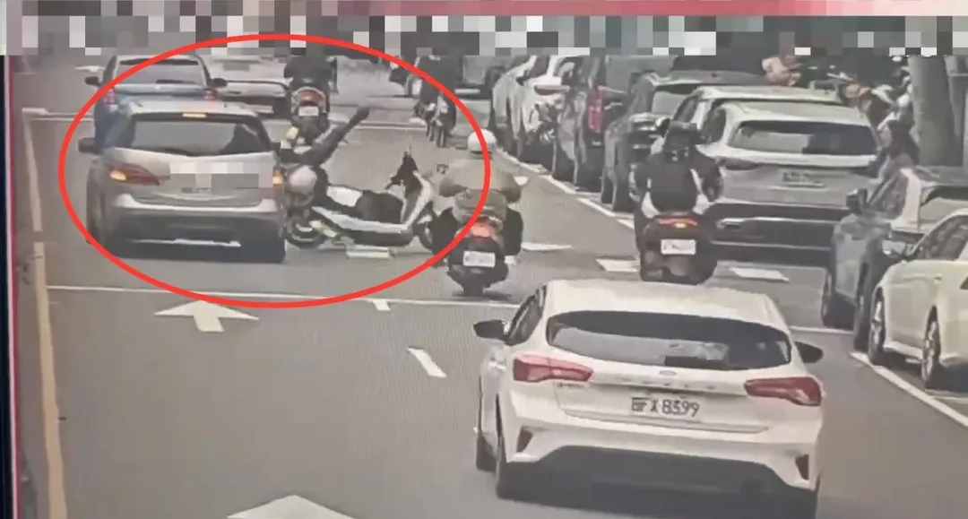 文山一分局員警遭後車追撞。（圖／翻攝畫面）