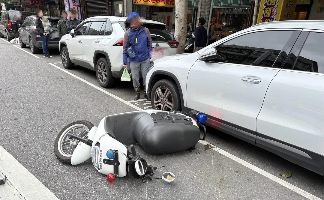 警用機車噴飛受損。（圖／翻攝畫面）