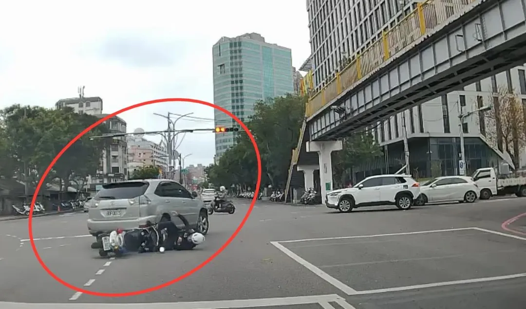 男子倒車衝撞員警。（圖／翻攝畫面）