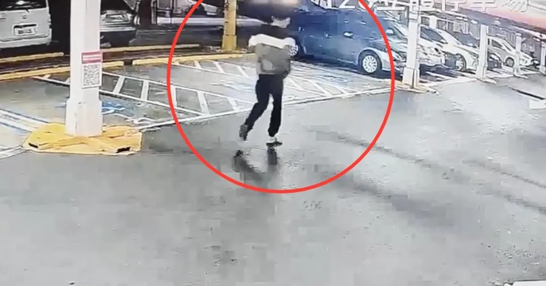 嫌犯躲到一處停車場遭警方逮獲。（圖／翻攝畫面）