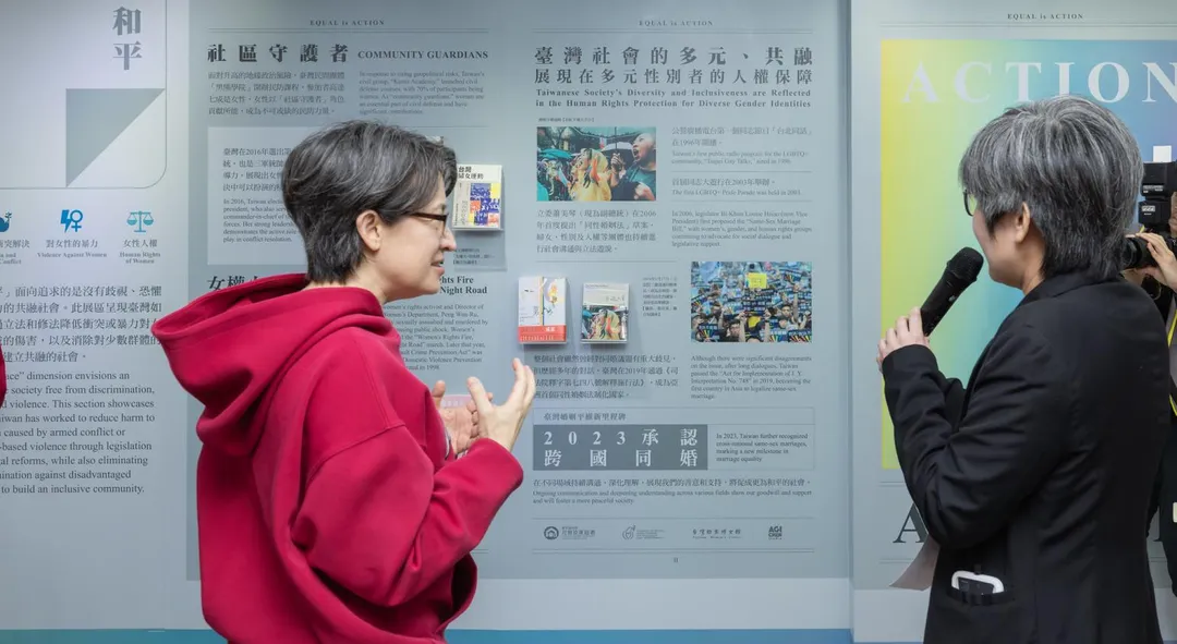 蕭美琴參觀展覽。（圖/總統府提供）