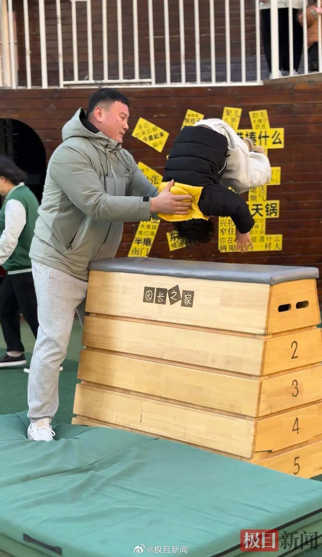 山東一所幼兒園體能課訓練萌娃「前空翻」。(圖/翻攝極目新聞)