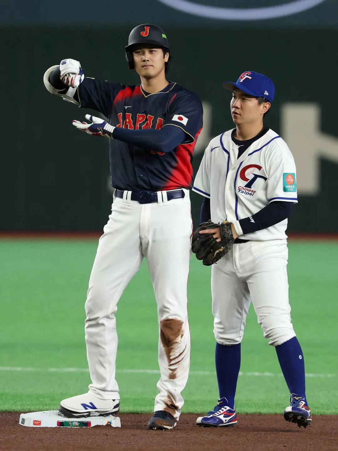 大谷慶祝手勢還蘊含雙關意義，除了有「點茶」的意思也能寫成「點數的點」。（圖／路透社）