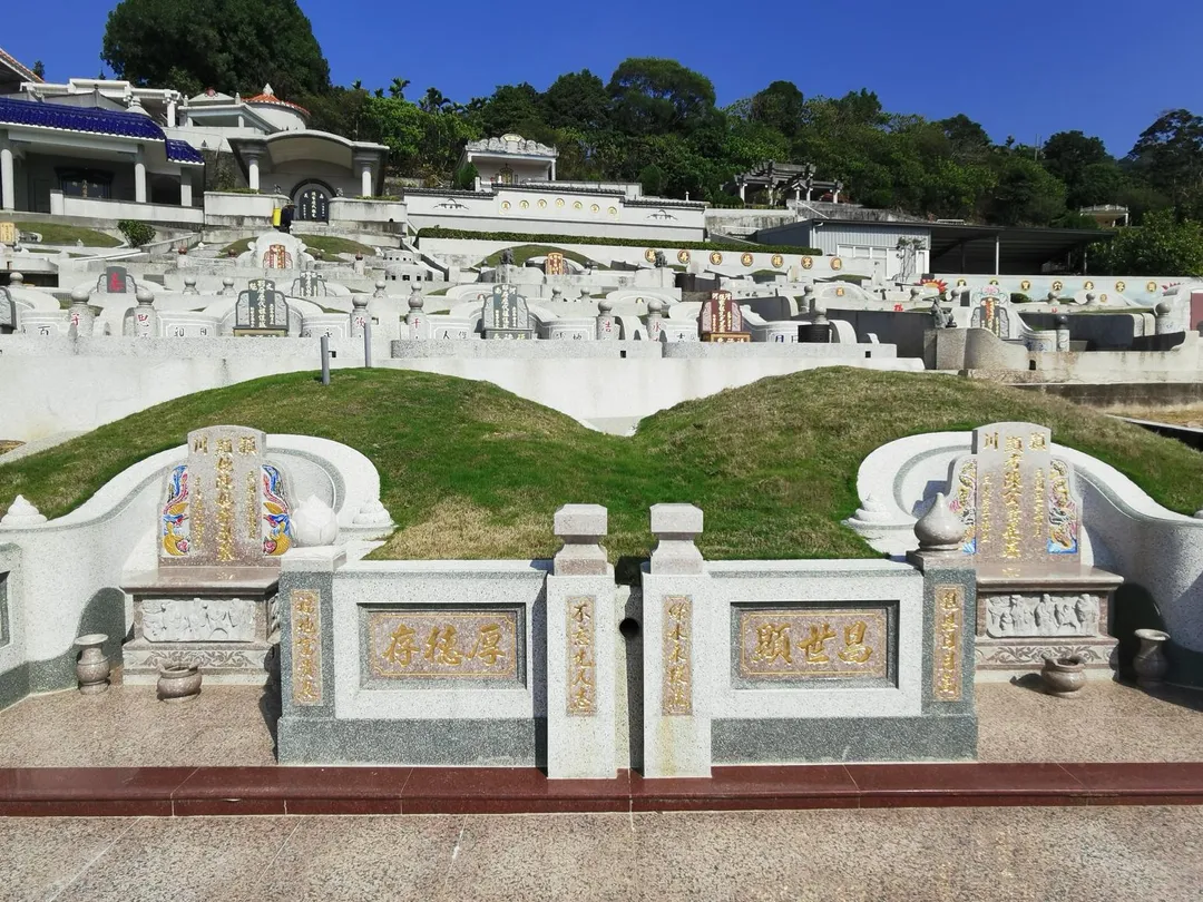 民俗專家楊登嵙提醒,雖然現代掃墓祭祖不像傳統那麼繁雜,仍需注意應在下午3時前就要拜拜。(示意圖/楊登嵙提供)