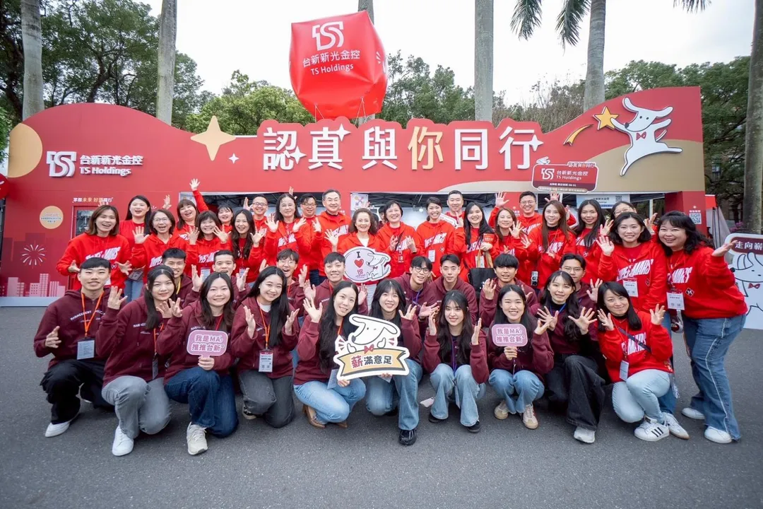 台新新光金控今(7)日參與臺灣大學校園徵才博覽會,銀行總經理林淑真(中)率隊與學生互動。(圖/台新提供)