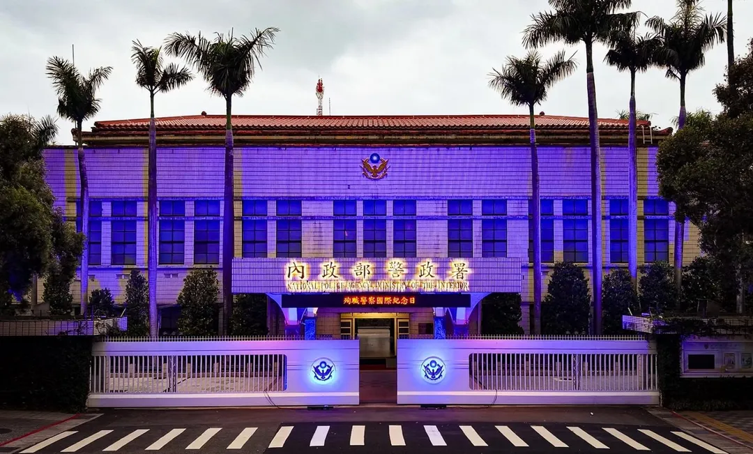 警政署大門與外牆點起藍色燈光。（圖／翻攝畫面）