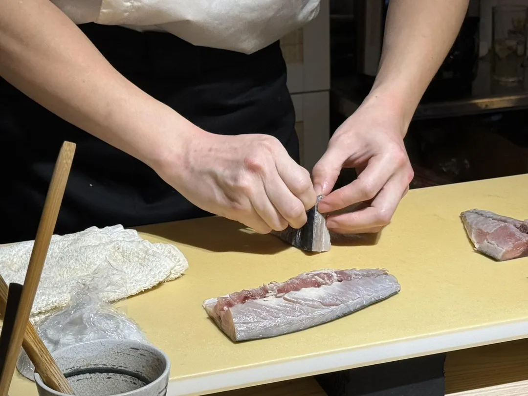 押壽司魚料整理。（圖／黃宏輝提供）