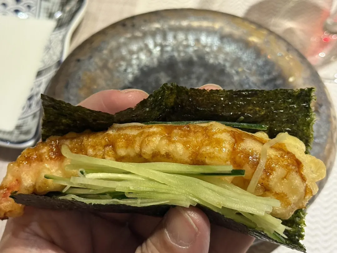 蝦大個頭草蝦天婦羅海苔捲。（圖／黃宏輝提供）
