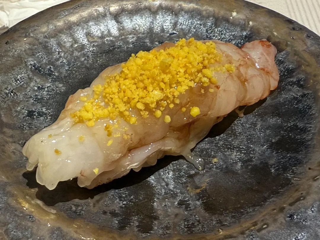炙燒阿根廷天使蝦個頭大、口感鮮甜爽脆，撒上一層蛋黃醋糖製成的蛋鬆。（圖／黃宏輝提供）