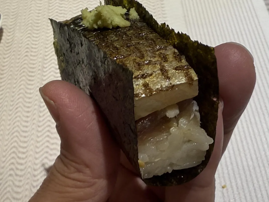 鯖魚押壽司海苔捲。（圖／黃宏輝提供）