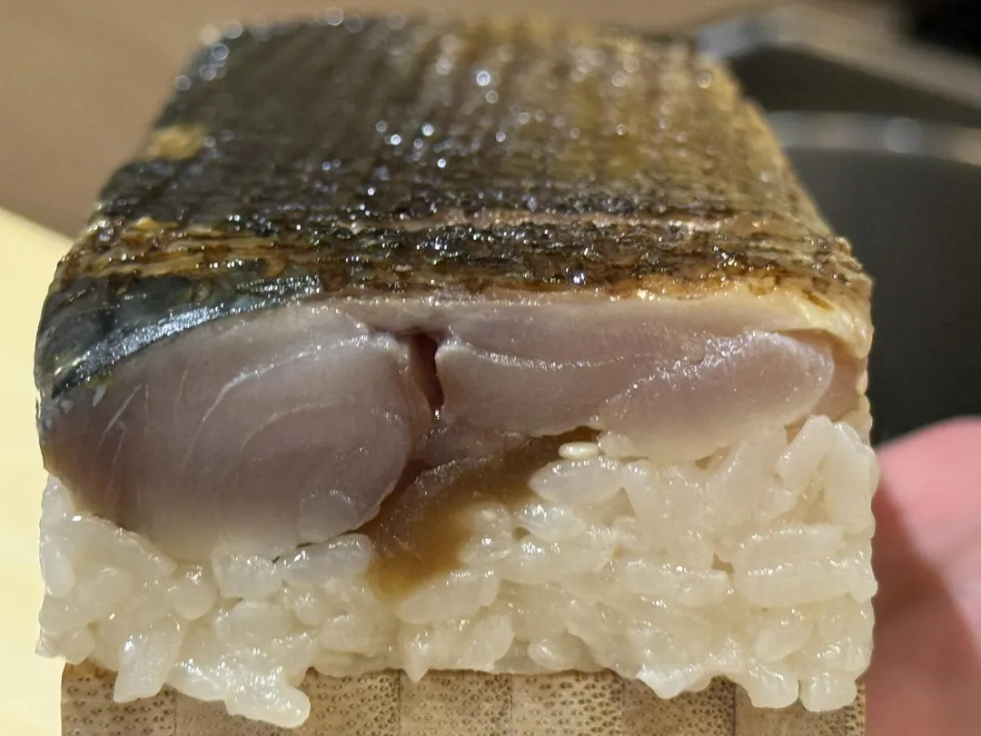 鯖魚押壽司切面。（圖／黃宏輝提供）
