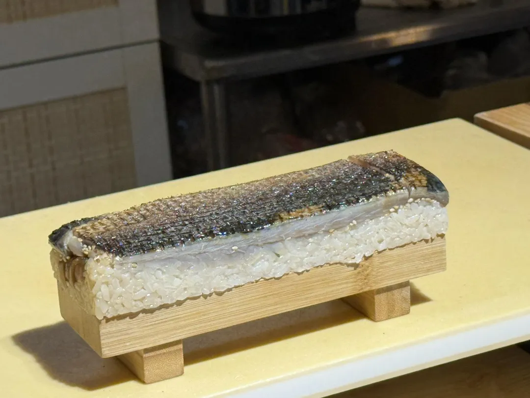 押壽司成型。（圖／黃宏輝提供）