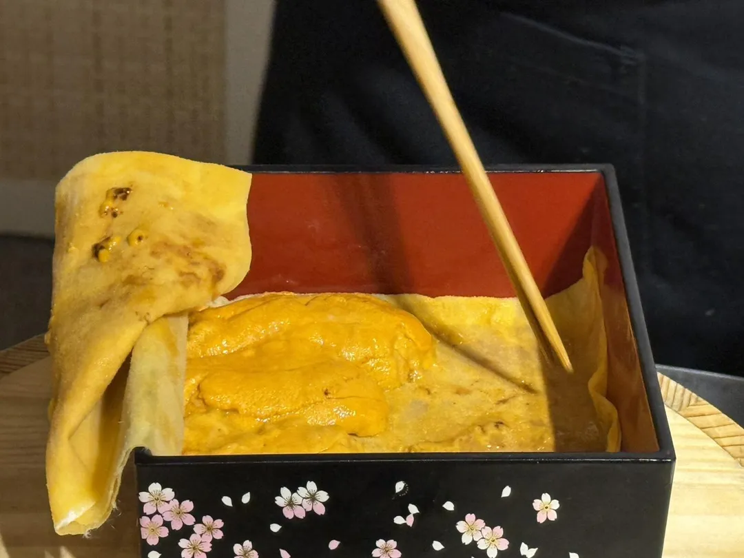 加入海膽。（圖／黃宏輝提供）