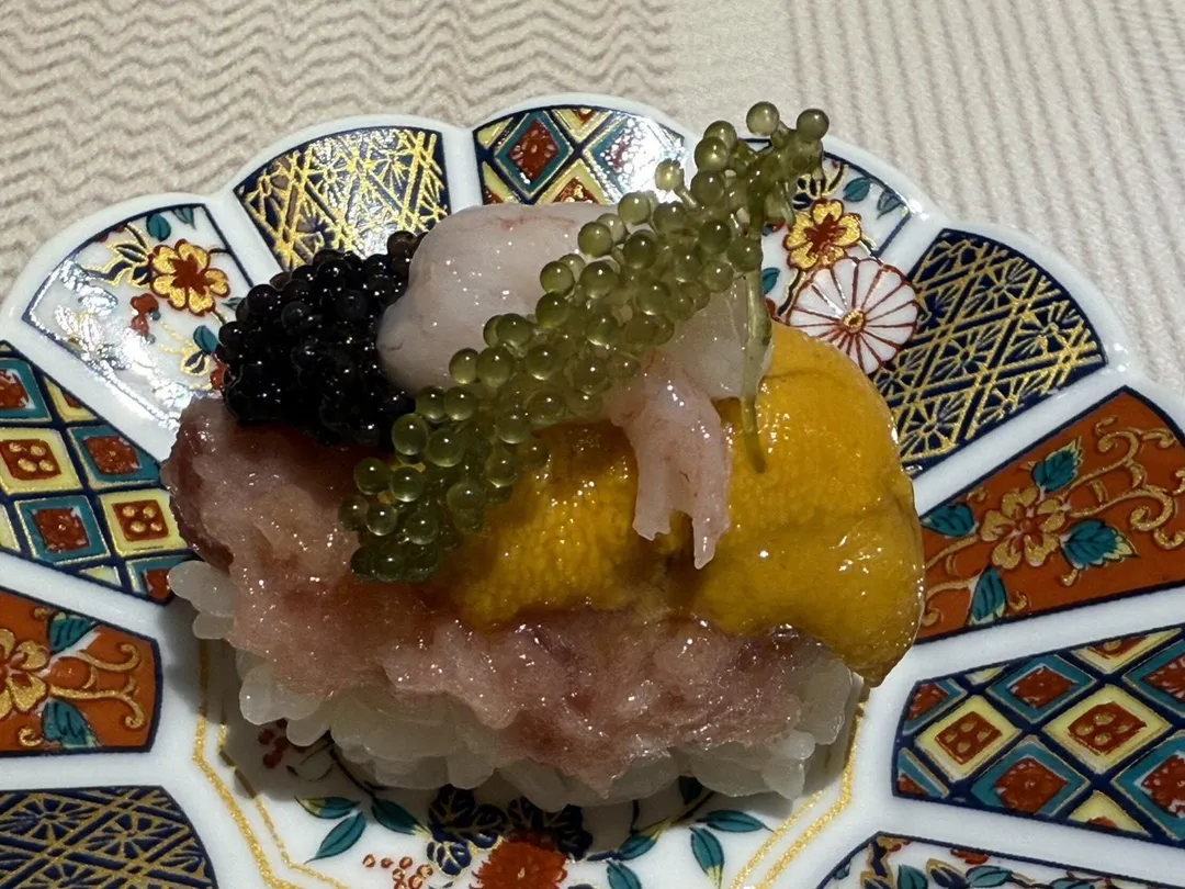 痛風料理大腹金三角泥+海膽+甜蝦+魚子醬+煙燻蘿蔔+海葡萄。（圖／黃宏輝提供）