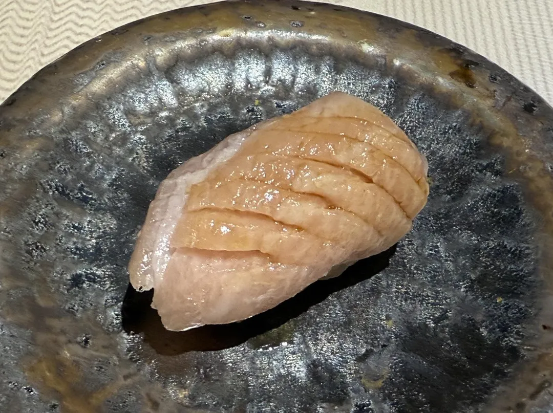 幾近白色的黑鮪大腹金三角。（圖／黃宏輝提供）