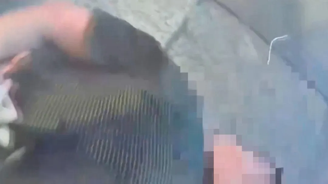 朱男被警方壓制。（圖／警方提供）