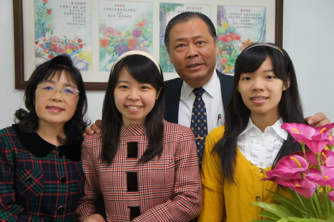 澎湖縣長陳光復的家人透過社群平台，分享了他跟老婆、2個女兒的合照。（圖／陳光復臉書）