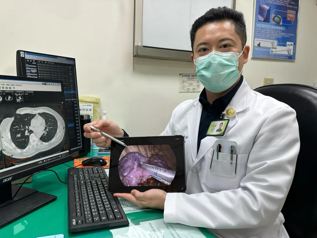 蕭凱宇醫師表示，此次手術運用複合式手術室，結合術中即時影像導航定位技術，精準標定腫瘤位置後進行微創切除。（圖／衛生福利部豐原醫院）